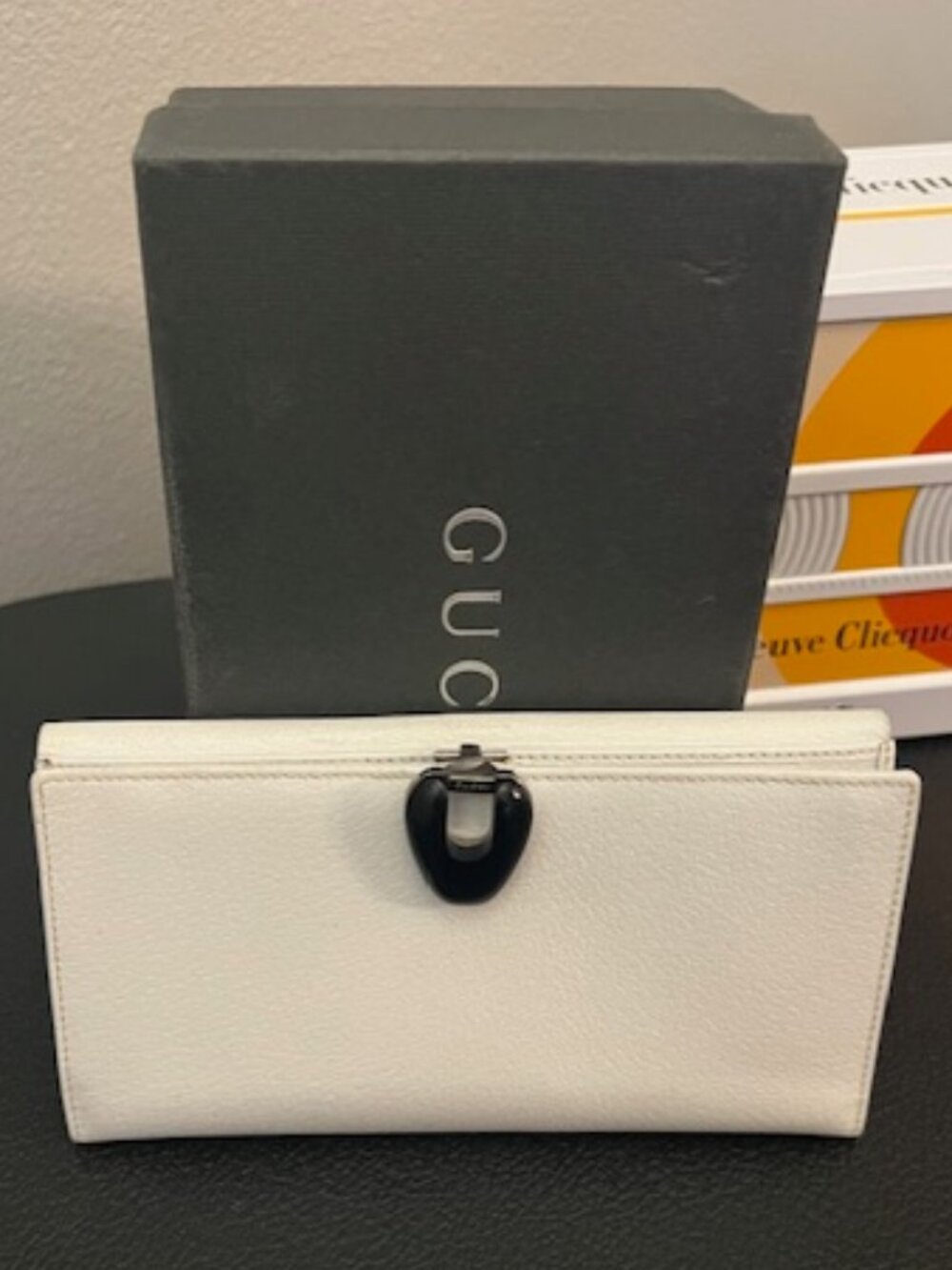 Gucci White Leather Wallet Clutch Enamel Push Lock Vintage w Box